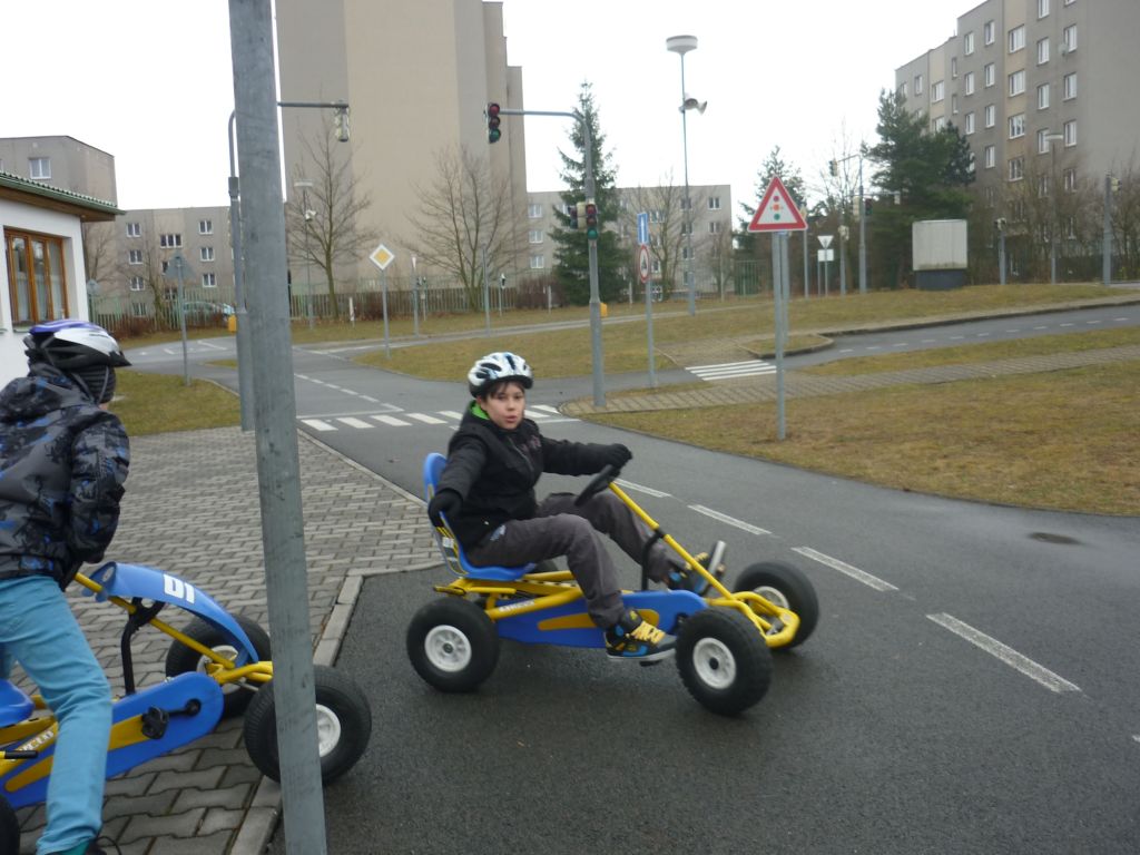 Žáci čtvrtých a pátých tříd na dopravním hřišti (praxe)