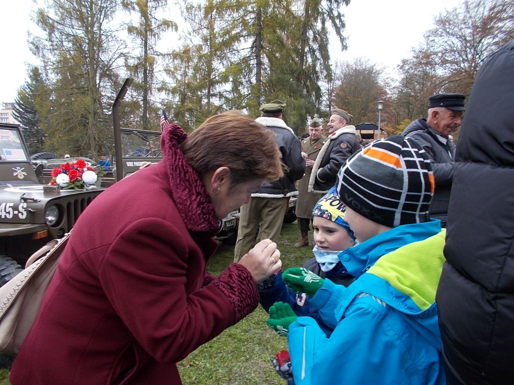Zpíváme u pomníku na Homolce 11. 11. 2016 v 11. hodin