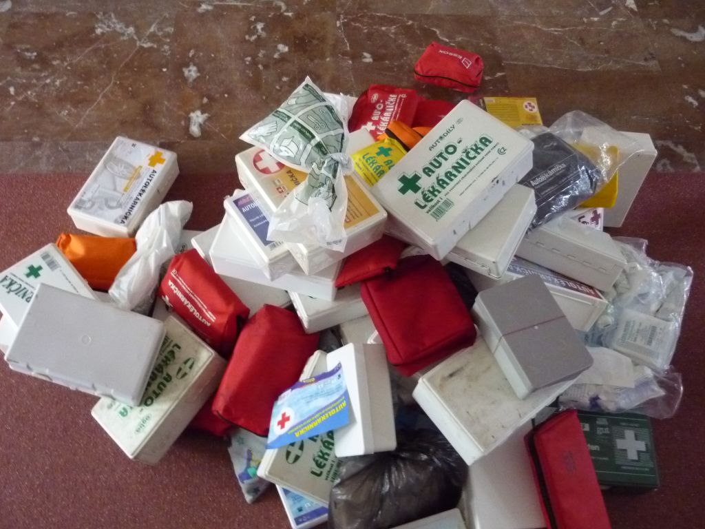 Velká stonožková sbírka autolékárniček