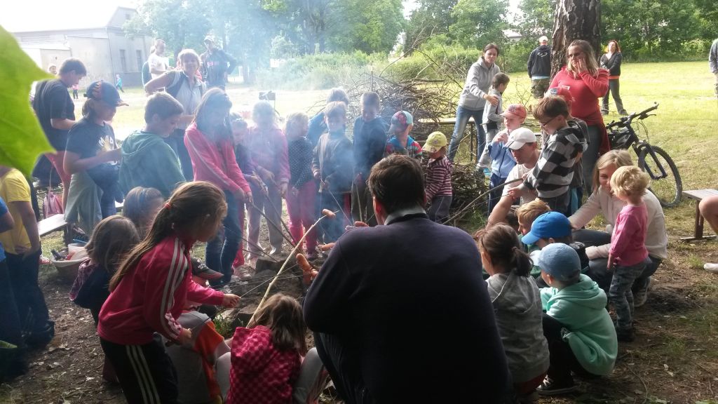 Opékání buřtů na závěr školního roku – 1. třídy