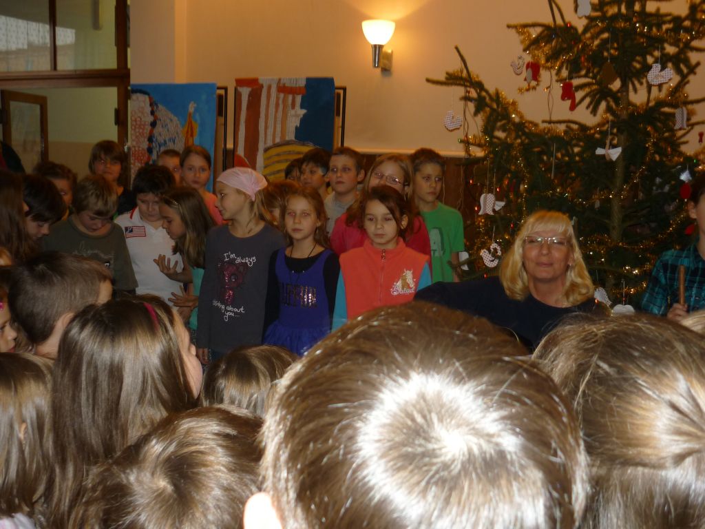 Zpívání u vánočního stromku