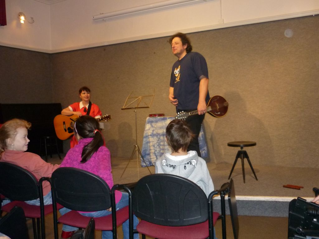 Prvňáčci navštívili pořad "Veselé písničky pro pejsky a kočičky"