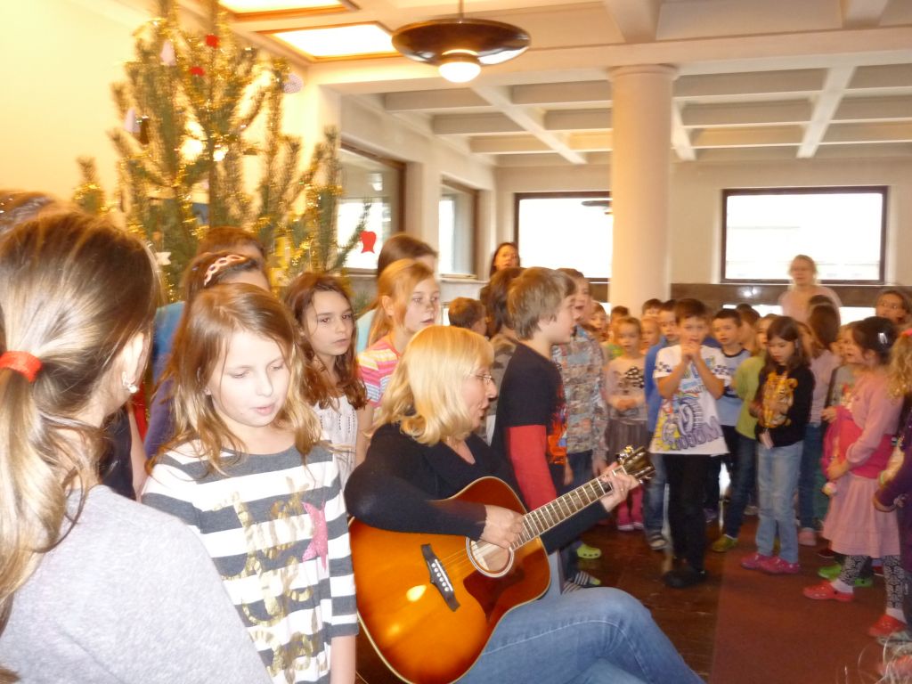 Zpívání u vánočního stromečku