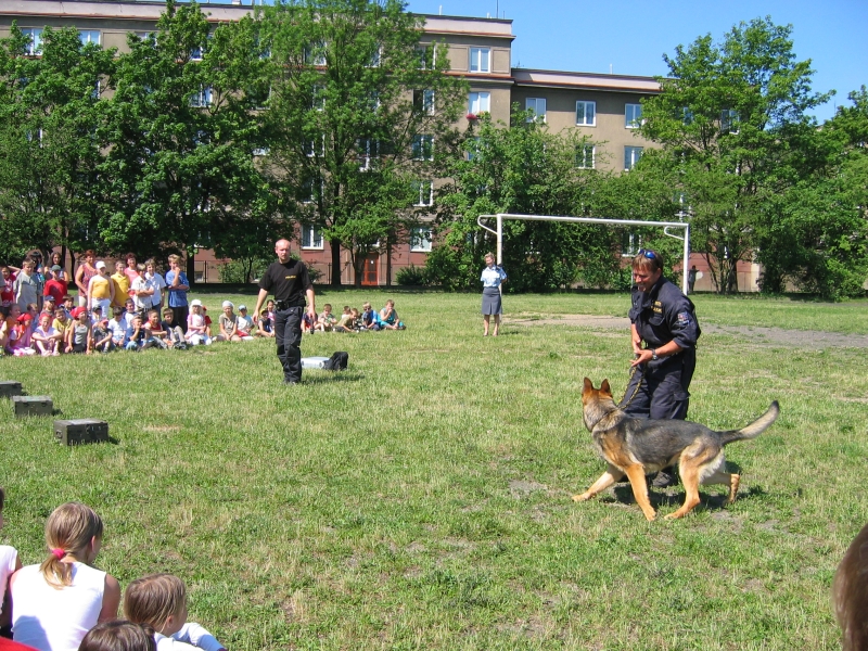 Ukázka práce policistů na hřišti 20.ZŠ