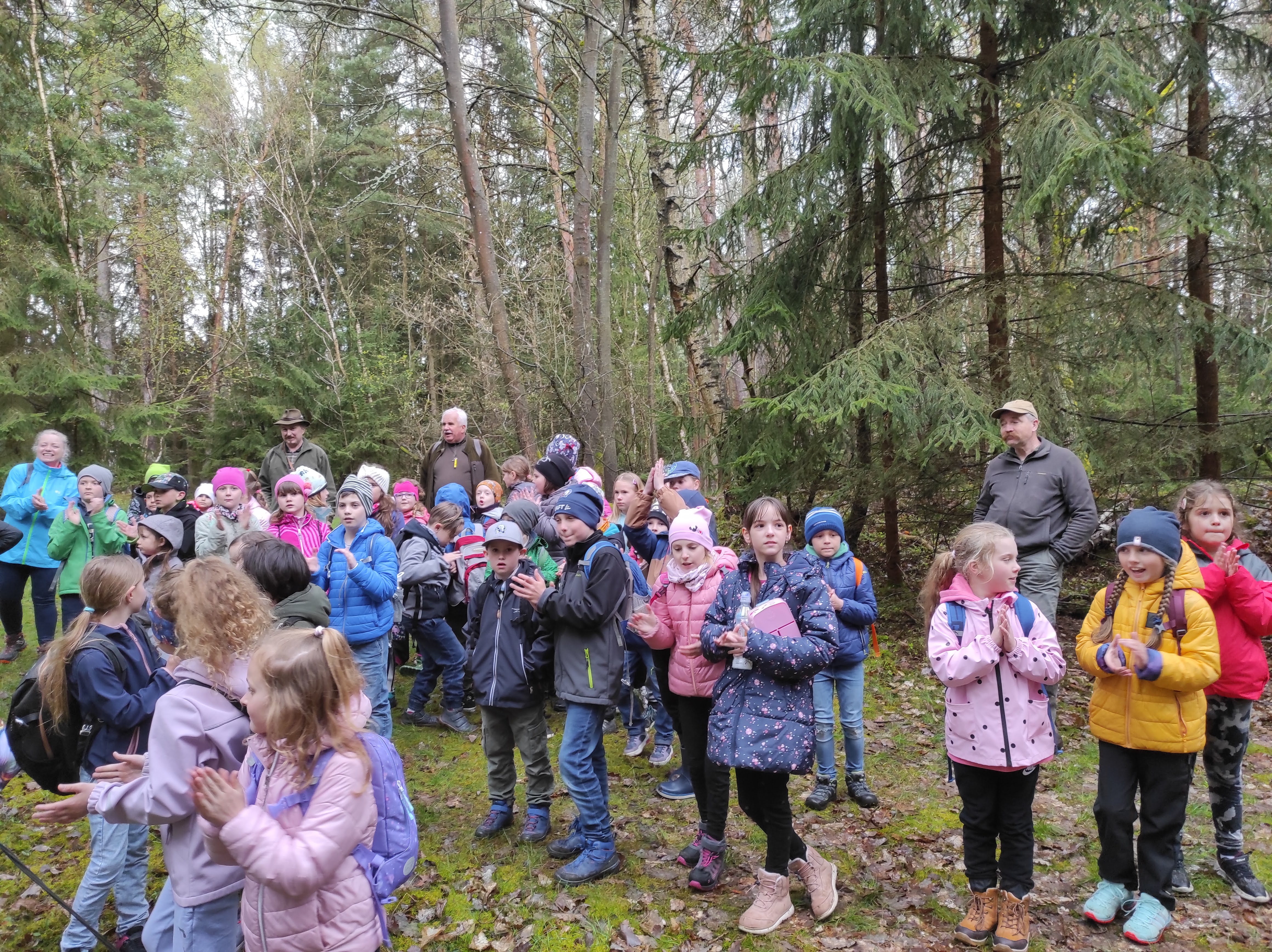 Myslivci a zvířata v lese 
