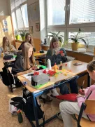 Dívky vyráběly vlčí máky ke Dni válečných veteránů