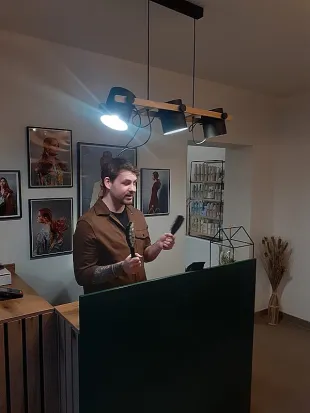 Young lady v kadeřnickém salonu