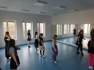 Young ladies se učí latinsko-americké tance