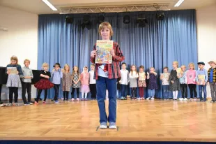 Slavnostní předávání slabikáře 1. D