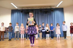 Slavnostní předávání slabikáře 1. C