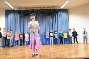 Slavnostní předávání slabikáře 1. A