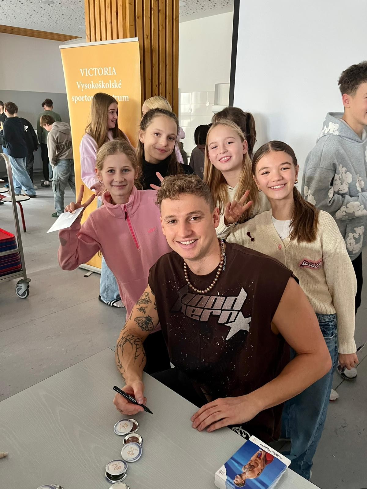 Setkání žáků s úspěšným plavcem a naším absolventem Ondřejem Gemovem