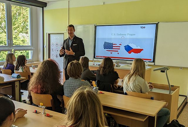 kulturní atašé na besedě s žáky