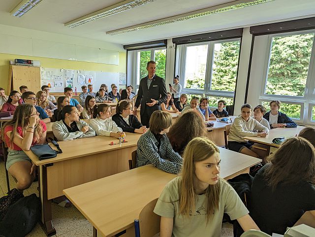 kulturní atašé na besedě s žáky
