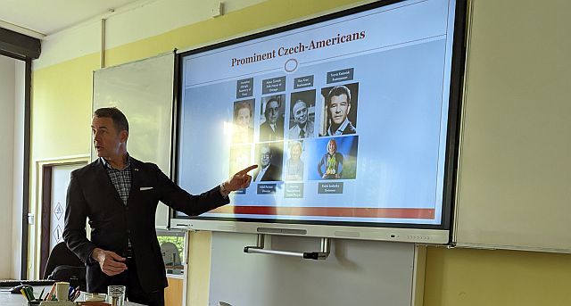 kulturní atašé na besedě s žáky