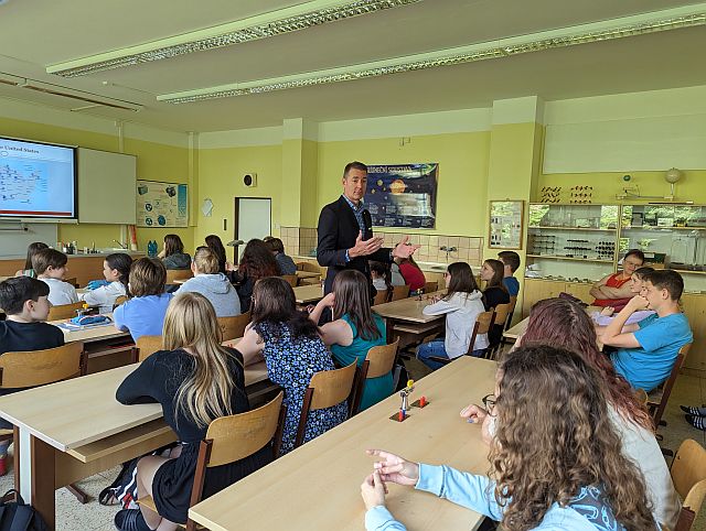kulturní atašé na besedě s žáky