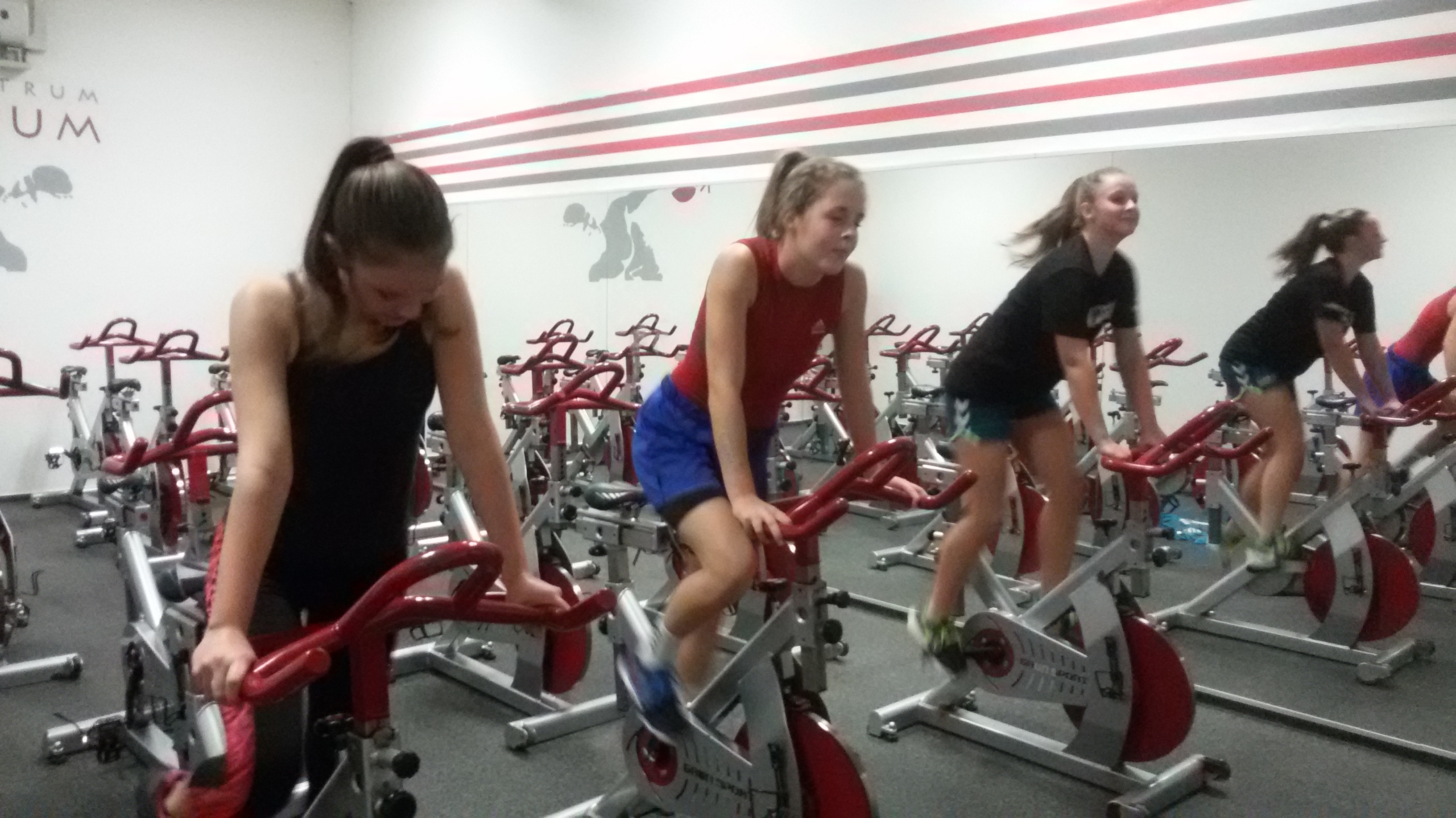 SPORTOVÁNÍ VE FITNESS CENTRU