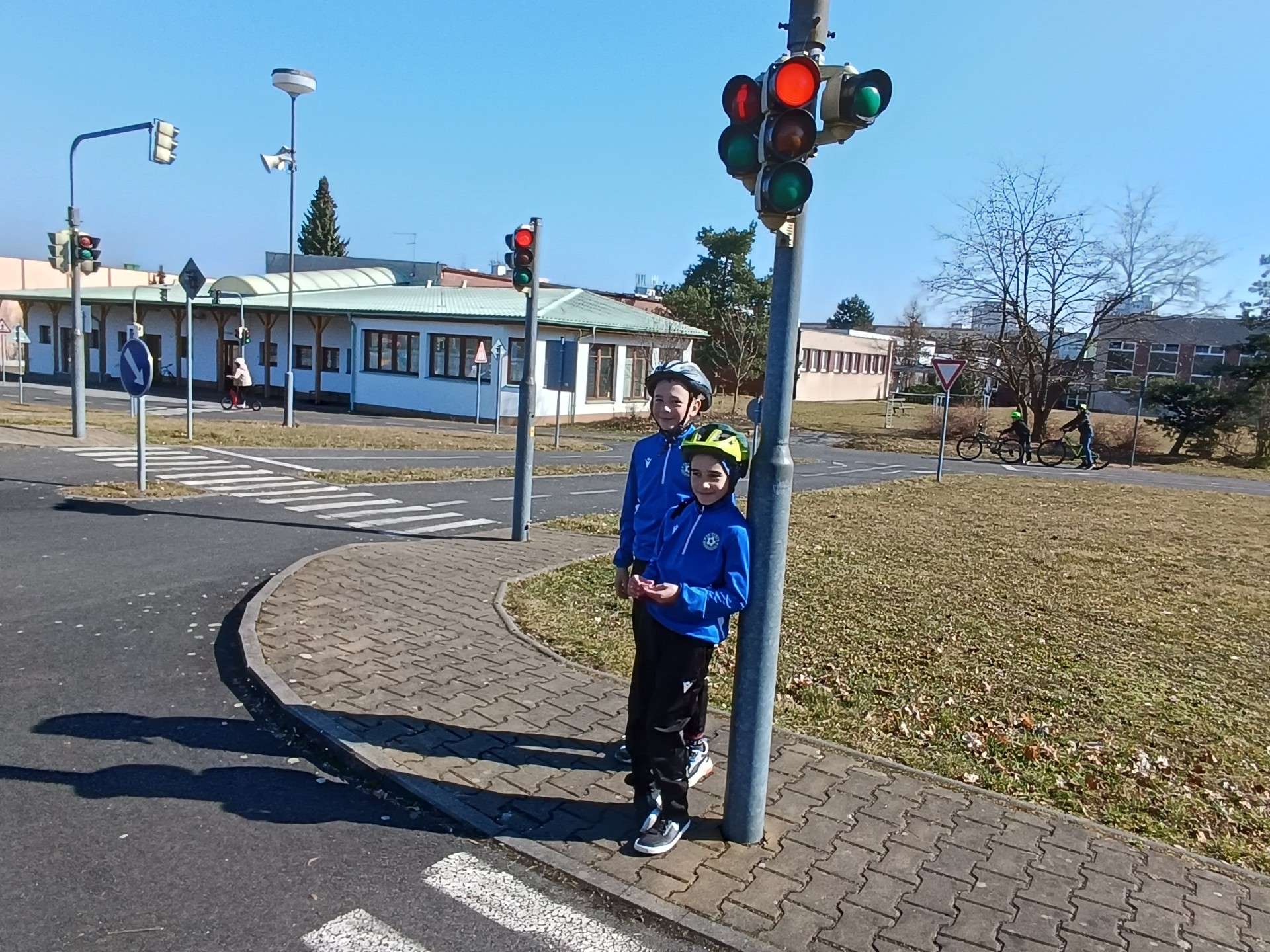 4. C - DRAVCI, SOVY A ČLOVĚK