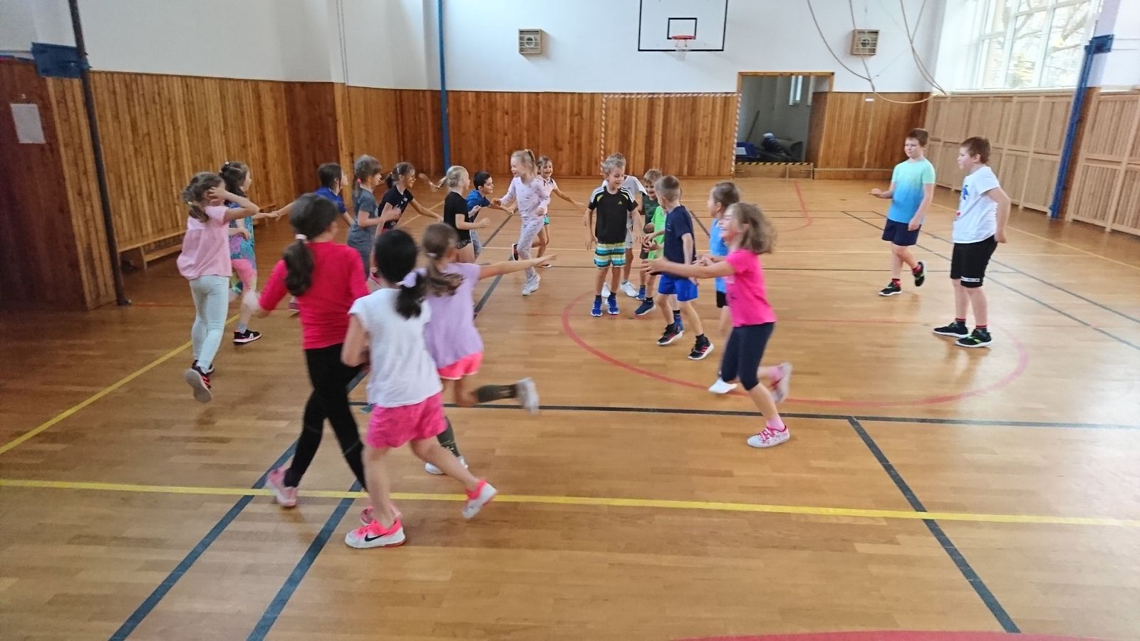 Rytmická cvičení při hodině TV