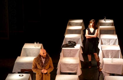 De man die zijn haar kort liet knippen