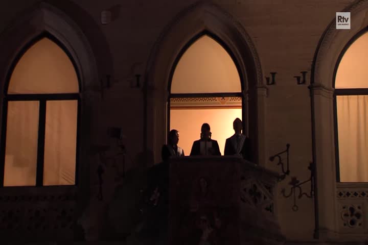 L'annuncio dei Reggenti dal balcone di Palazzo Pubblico