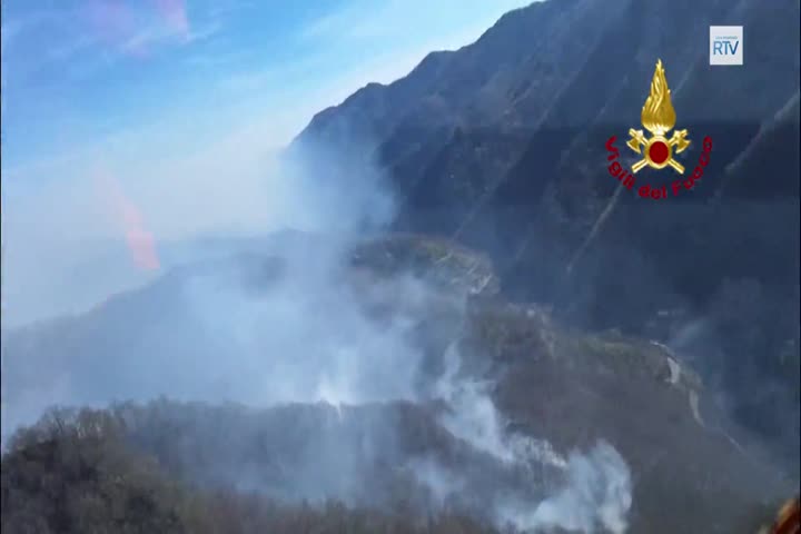 Vigili del Fuoco in azione - Grosso incendio sull’Appennino tra Emilia e Toscana: 40 ettari in fiamme