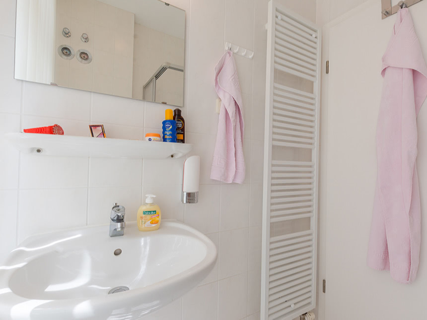 Bad im Appartement in der Villa Norden