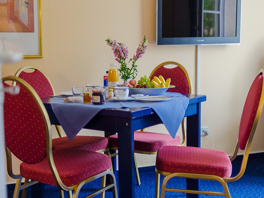 gedeckter Frühstückstisch mit Obst, Marmelade und Saft