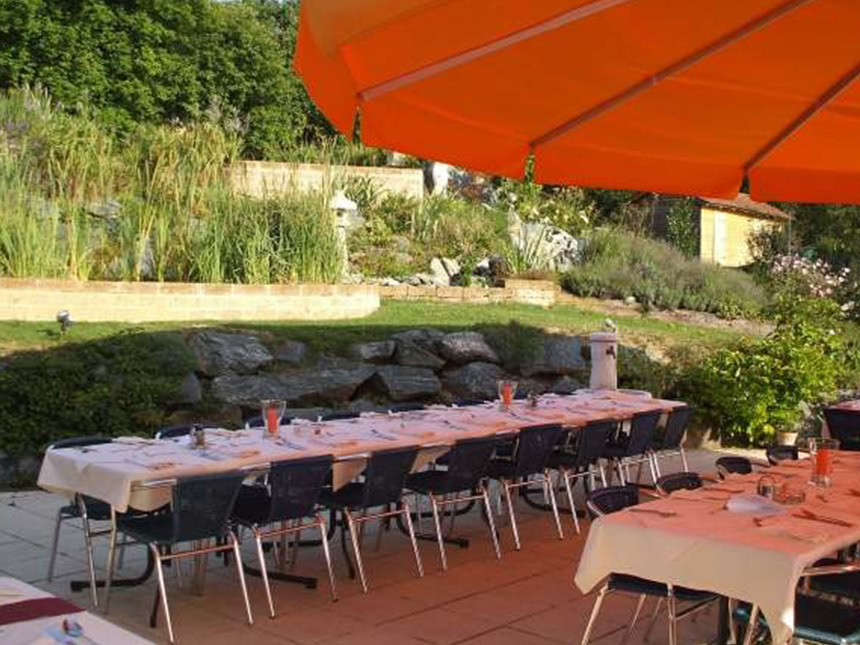 Hotelterrasse mit Sonnenschirm