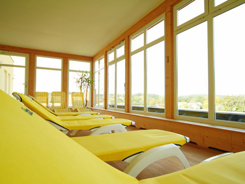 verschiedene Relaxliegen im Ruhebereich