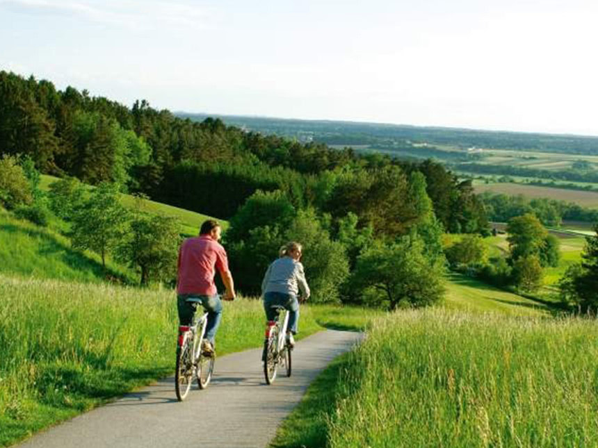 Radfahrer im Hügelland