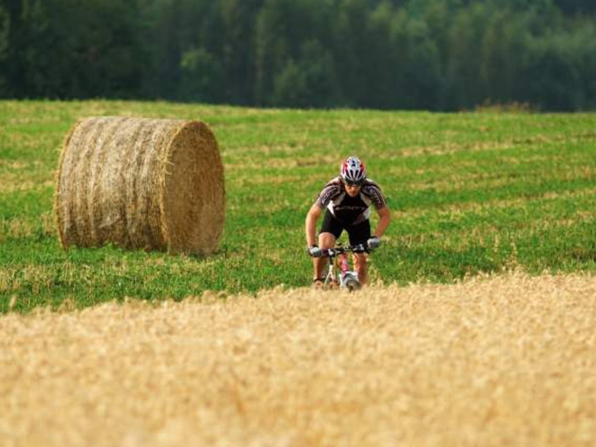 Radfahrer im Hügelland