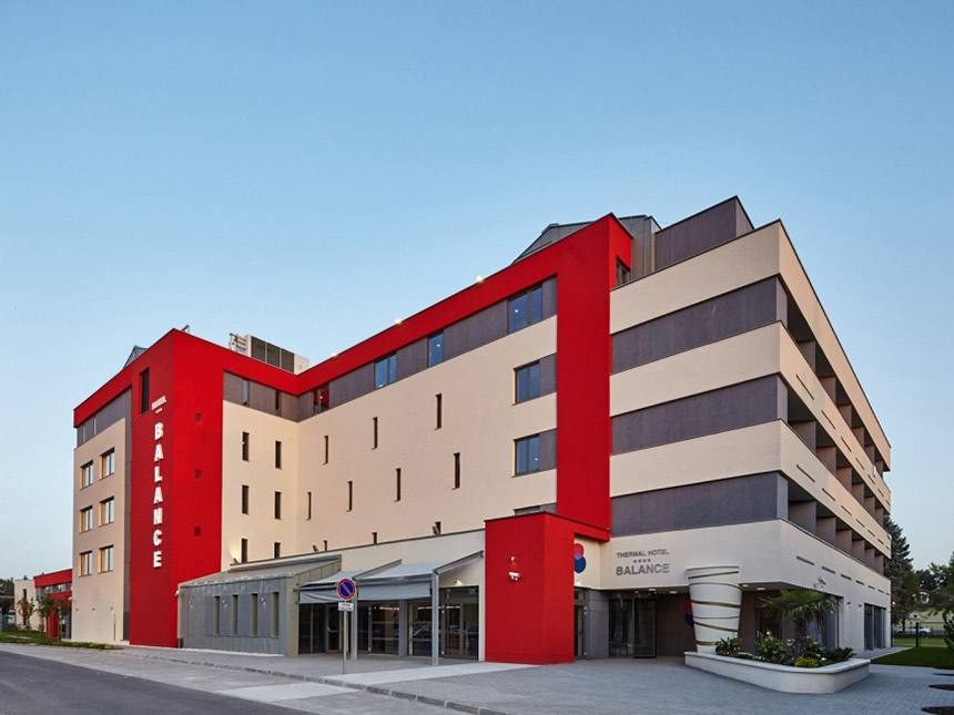 Hotelansicht bei Sonnenschein