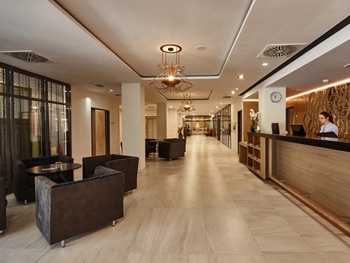 große Lobby mit Rezeption
