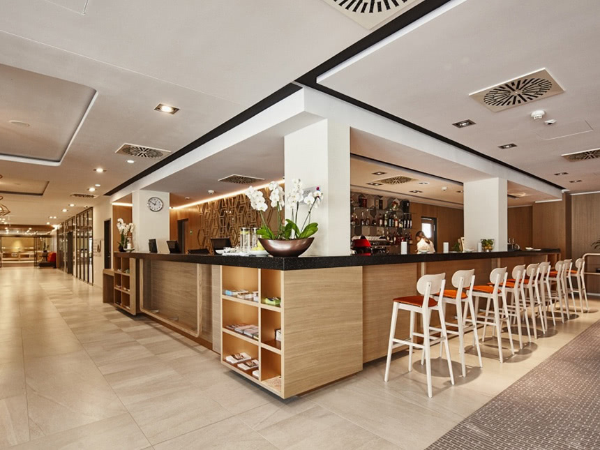 gemütliche Hotelbar mit Barhockern