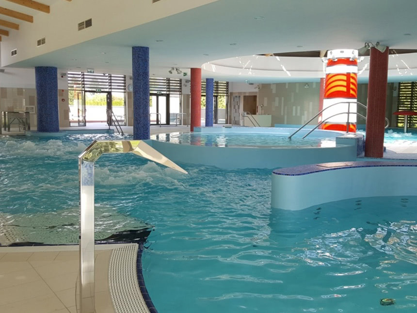 Poollandschaft in der Therme