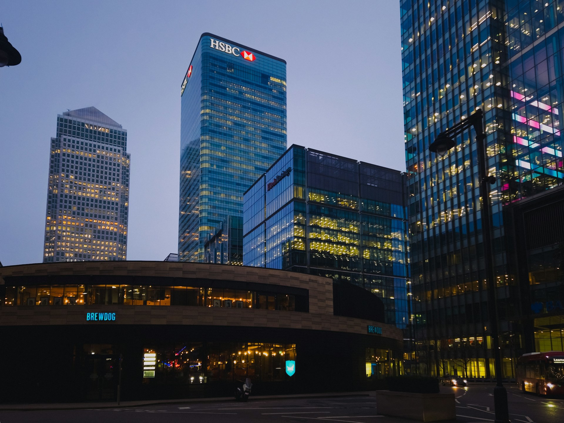 HSBC Türkiye'de Bireysel ve Orta Ölçekli Kurumsal Bankacılığı Gözden Geçiriyor