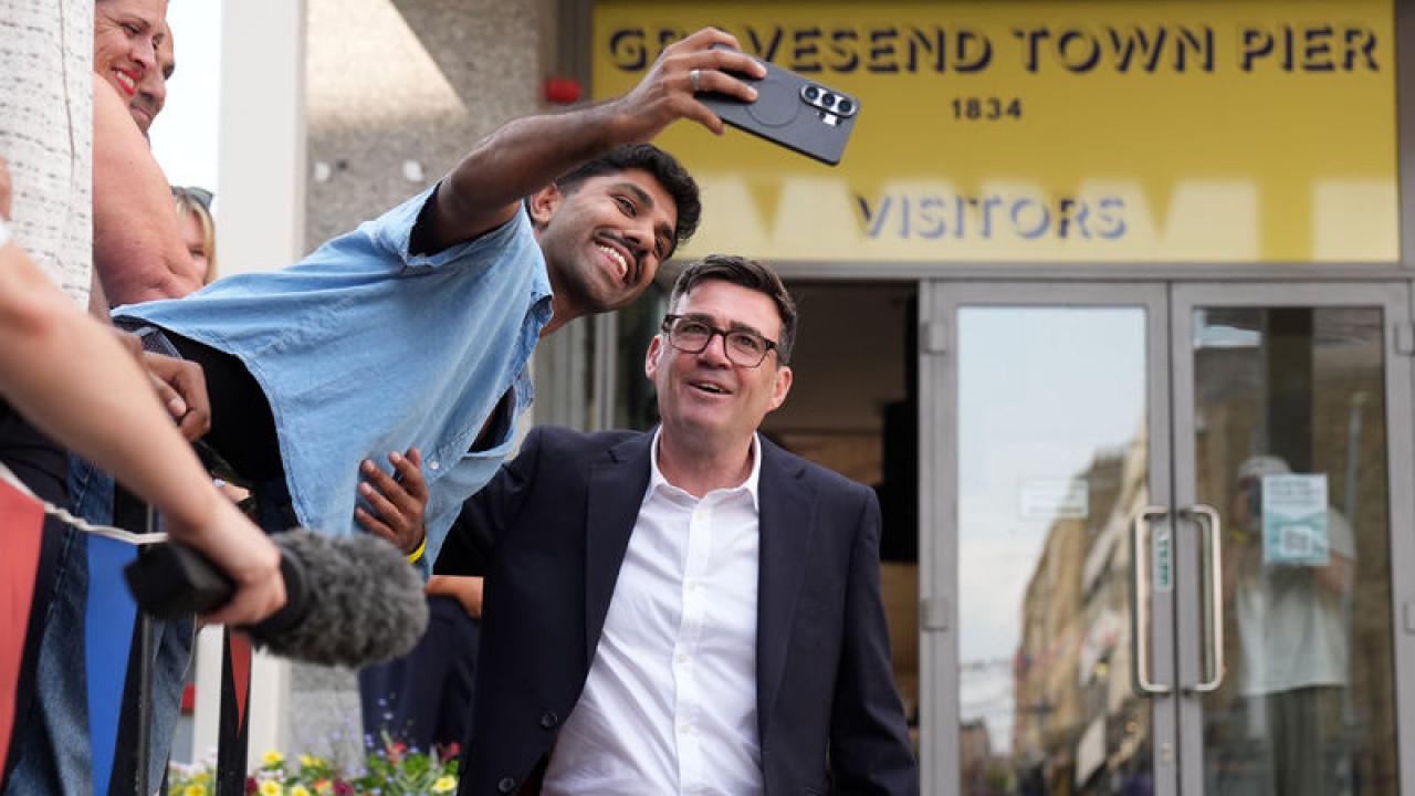 Andy Burnham İngiltere'nin Yeni Başbakanı Oldu
