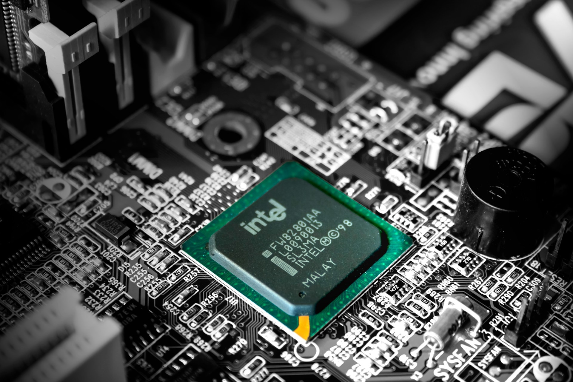 Intel Güçlü Gelir Artışına Rağmen 11 Milyar Dolar Zarar Açıkladı