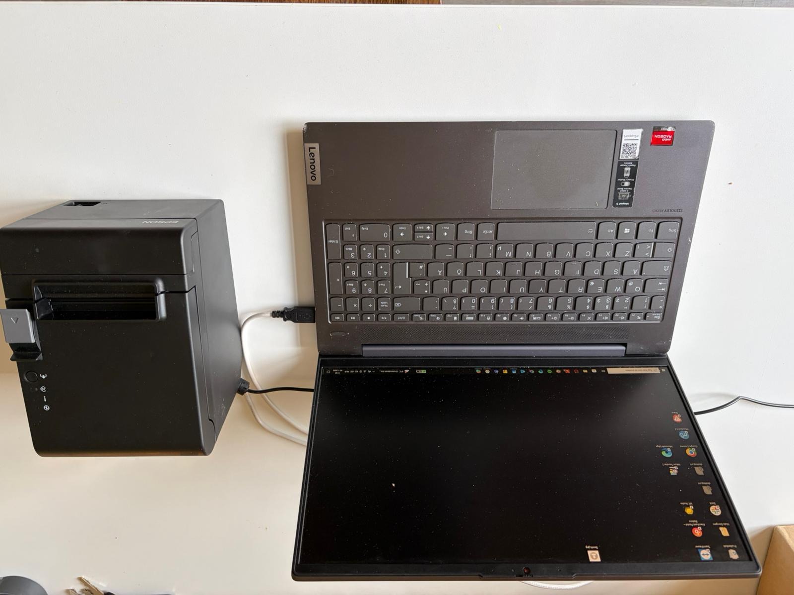 Afbeelding met computer, Elektronisch apparaat, overdekt, elektronicaDoor AI gegenereerde inhoud is mogelijk onjuist.