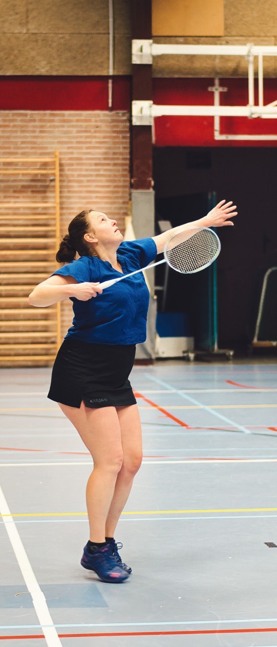 Badmintonster staat klaar om de pluim perfect te raken
