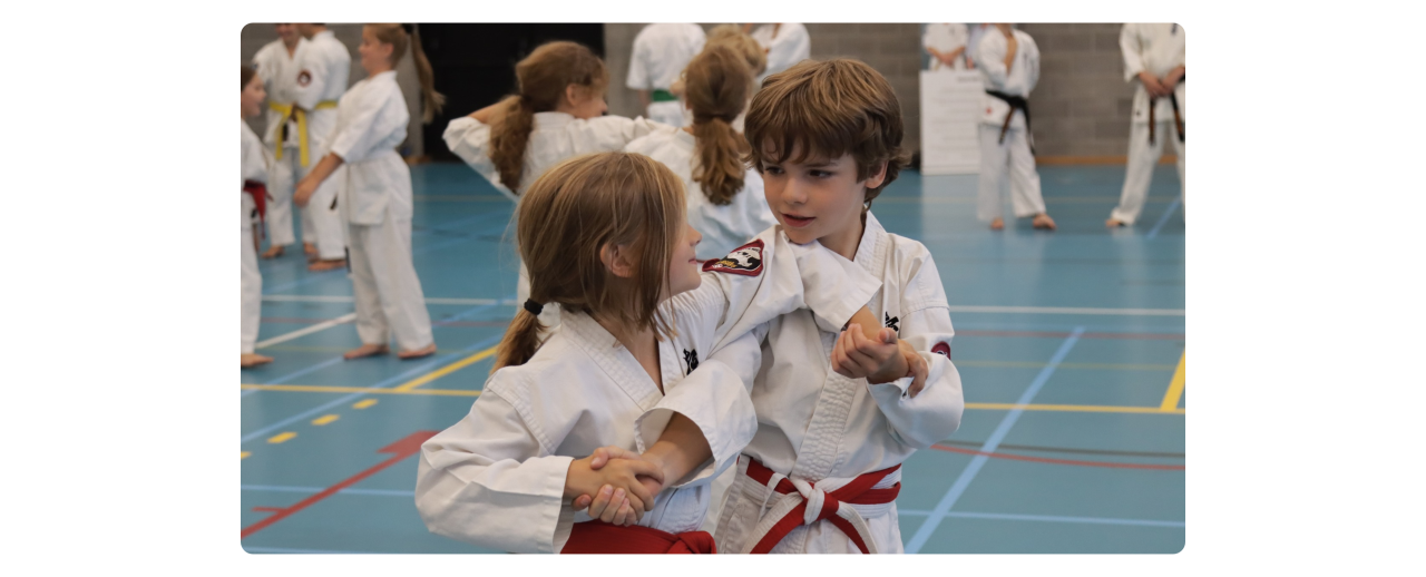 Karateka’s oefenen Goshinjutsu bij Ookami Dojo