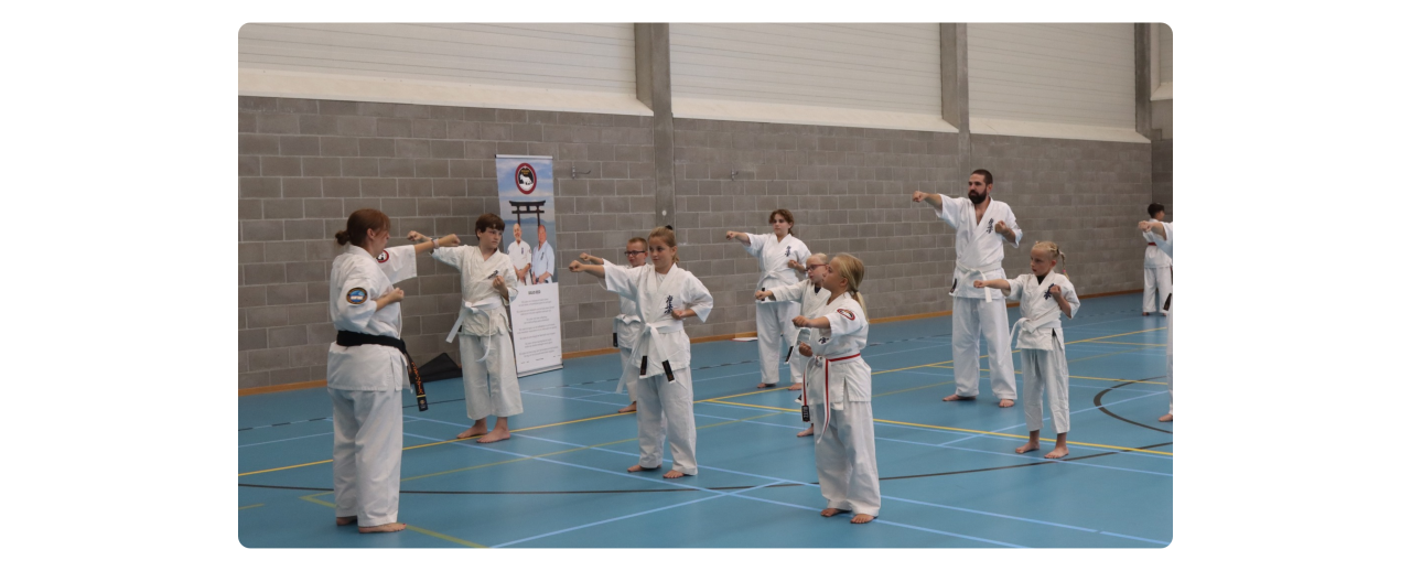 Karateka’s oefenen Kihon bij Ookami Dojo