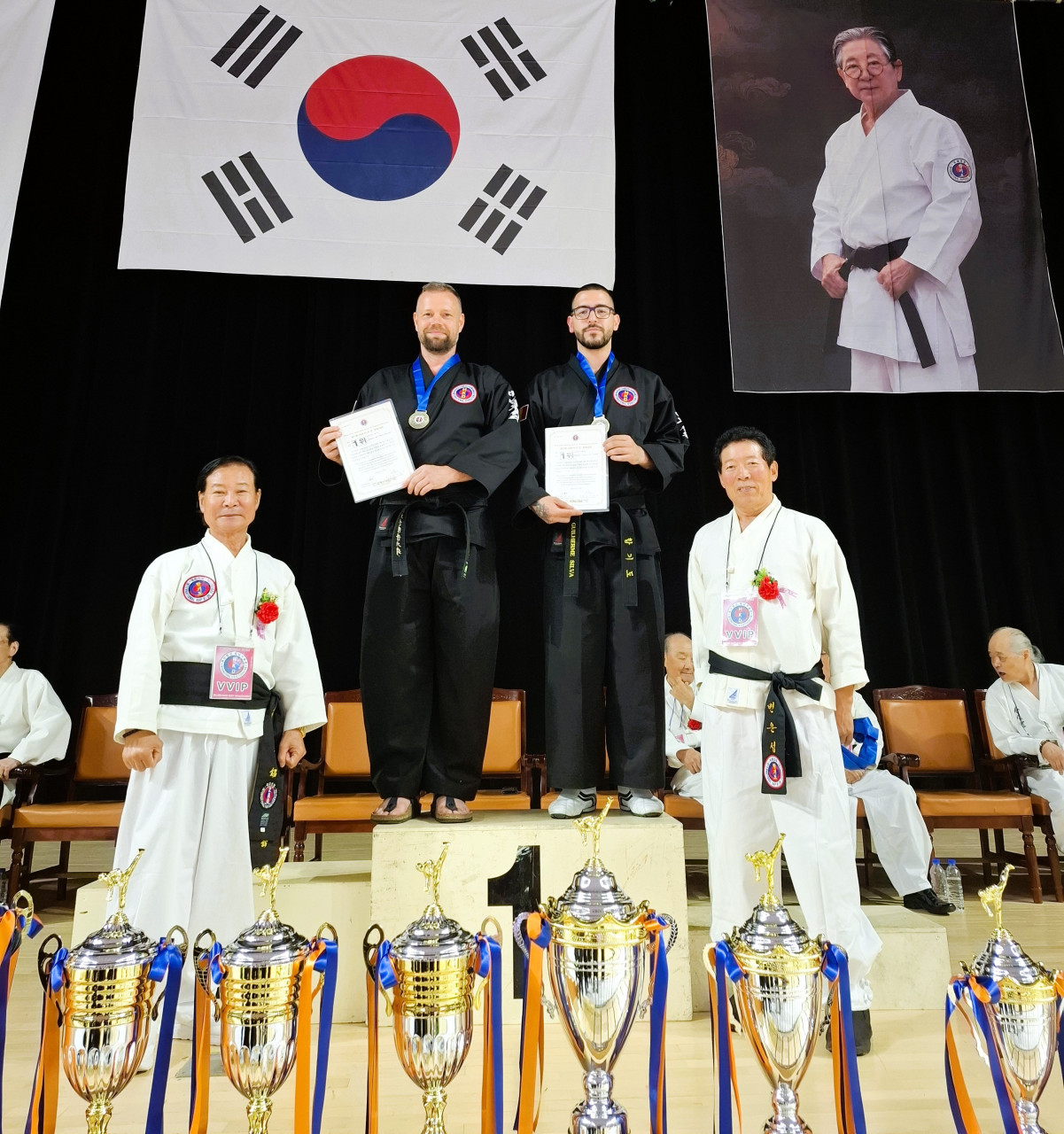 Michael Bellinkx en Guilherme Barbosa da Silva na het behalen van hun twee wereldtitels op de 11th World Hapkido Championships in Yong-In, Zuid-Korea.