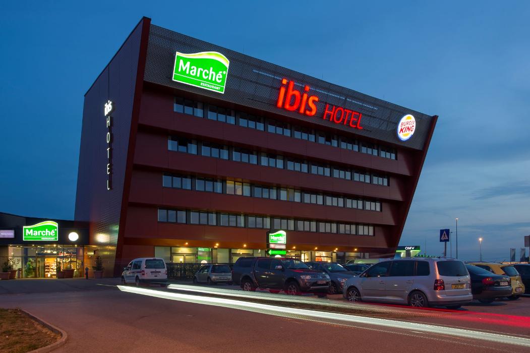 Marché Schwechat, Wiener Außenring Schnellstraße in Schwechat