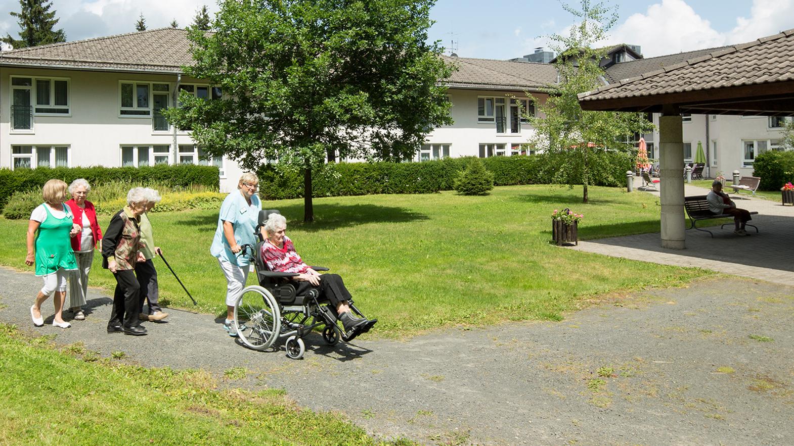 CURA SeniorenCentrum Angelikastift Neuhaus, Schöne Aussicht in Neuhaus am Rennweg