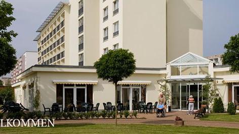 CURA SeniorenCentrum Halle-Silberhöhe, Querfurter Straße in Halle (Saale)