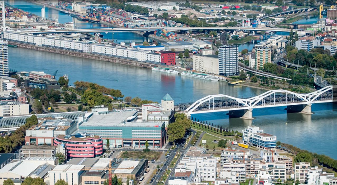 Gebrüder Bayer GmbH & Co. KG, Croissant-Rust-Straße in Ludwigshafen am Rhein