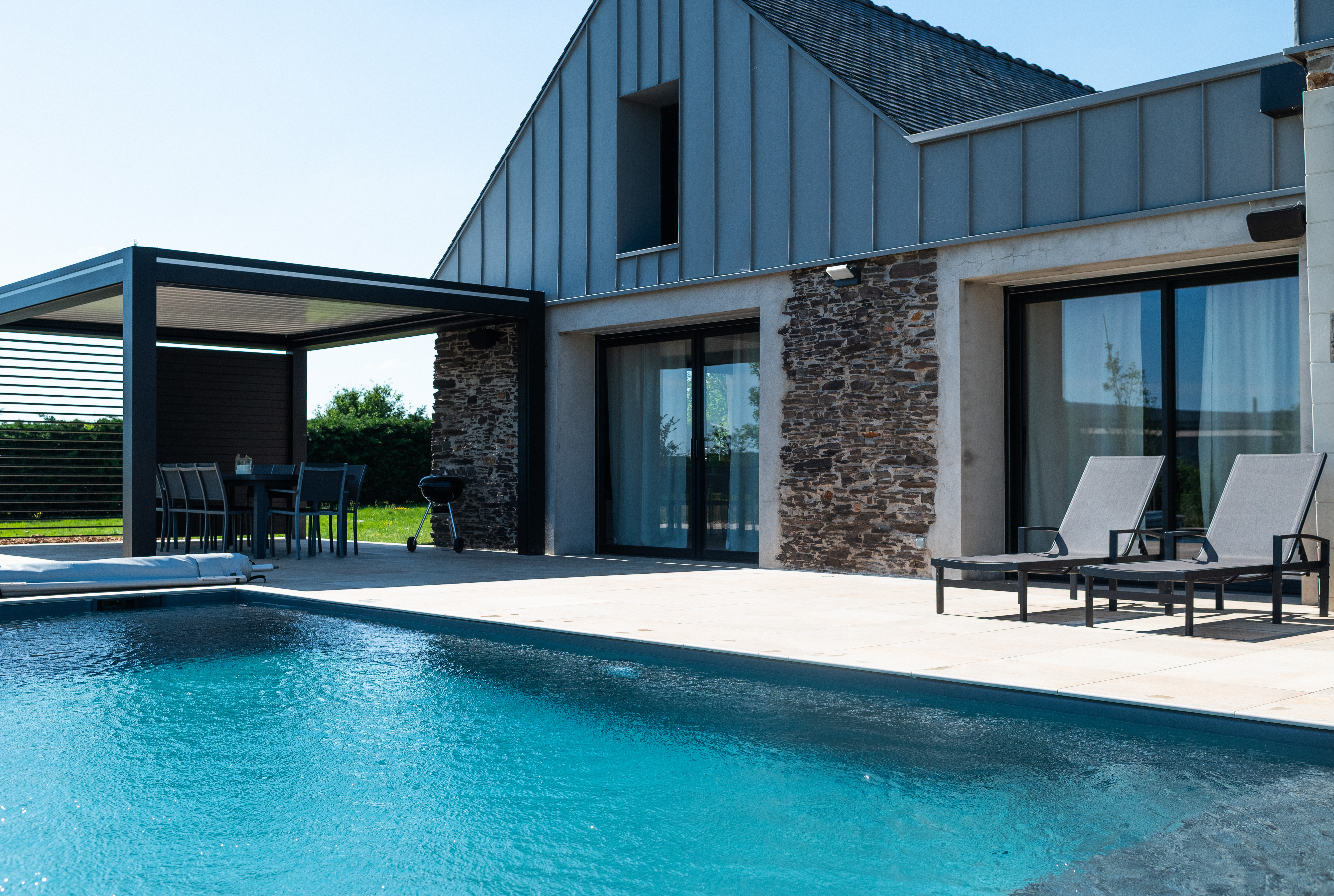 Terrasse en dallage, piscine et pergola Terrasse en dallage, piscine et pergola