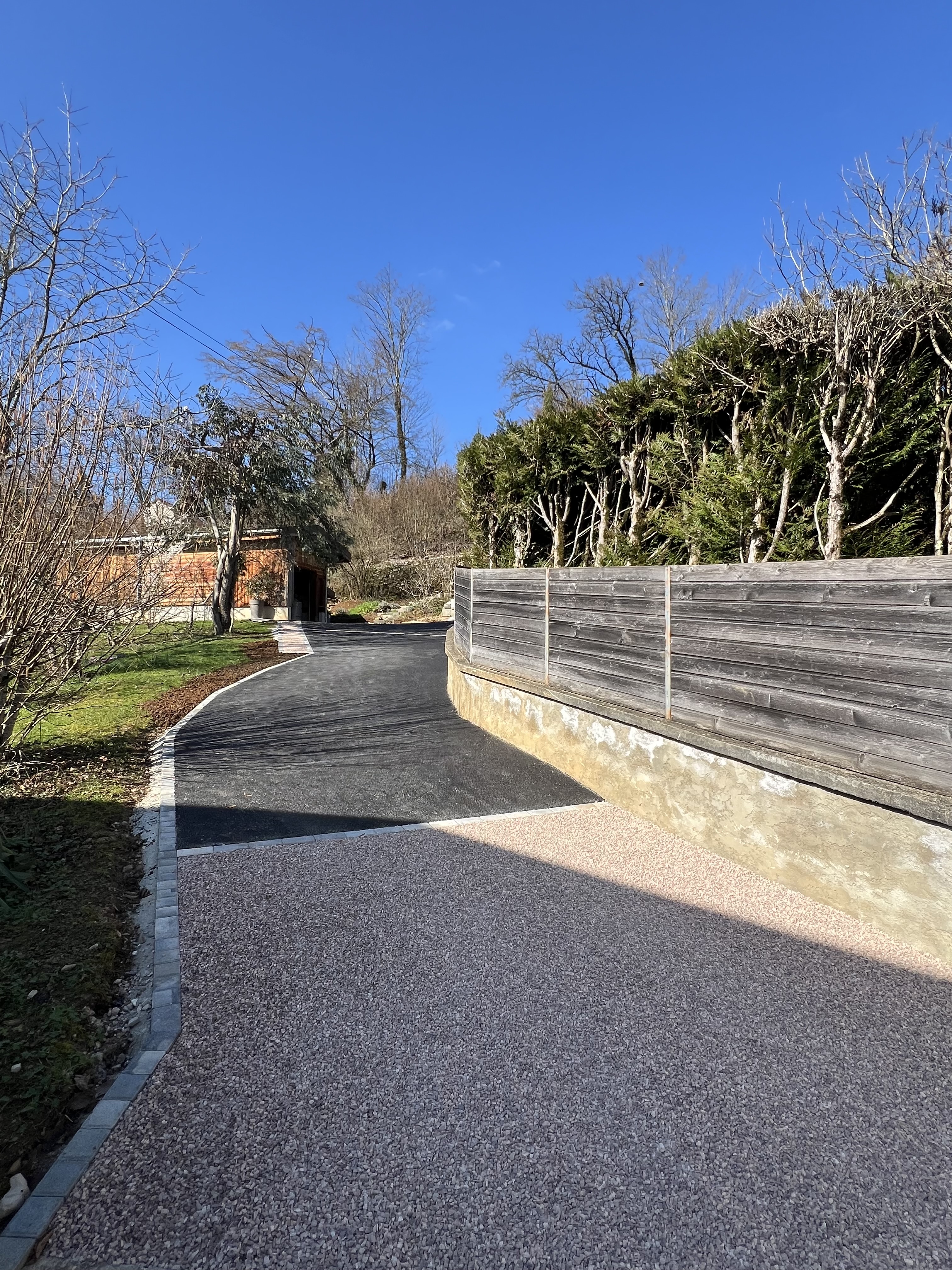 Rénovation d'une allée de garage sur Besançon en enrobé avec drainage naturel dans du gravier stabilisé ALVEOSTAR. Rénovation d'une allée de garage sur Besançon en enrobé avec drainage naturel dans du gravier stabilisé ALVEOSTAR.